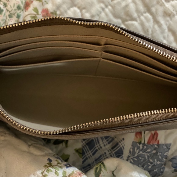 Michael Kors Leather Wristlet! Gray - Picture 3 of 8